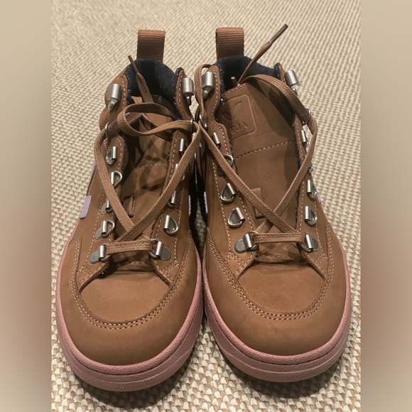 VEJA Gender Inclusive Roraima High Top Sneaker NWOT - Picture 14 of 14